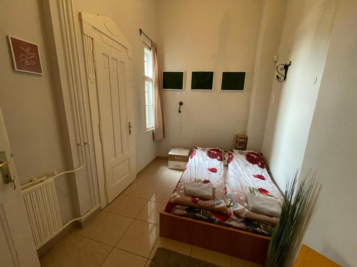 Lyrius Vendeghaz - Debrecen Apartment Bagian luar foto
