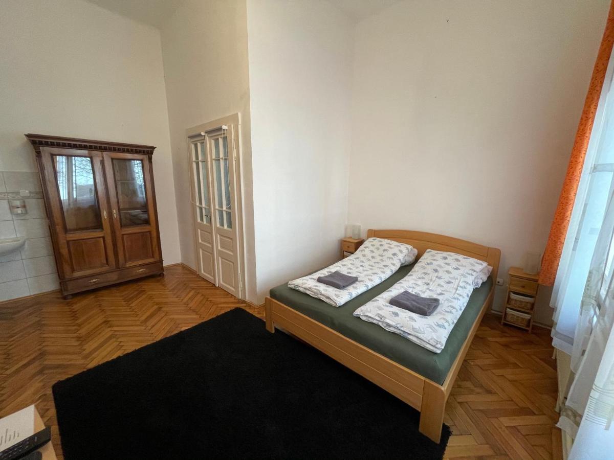 Lyrius Vendeghaz - Debrecen Apartment Bagian luar foto